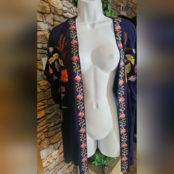 entro Other - Light embroidery coverup